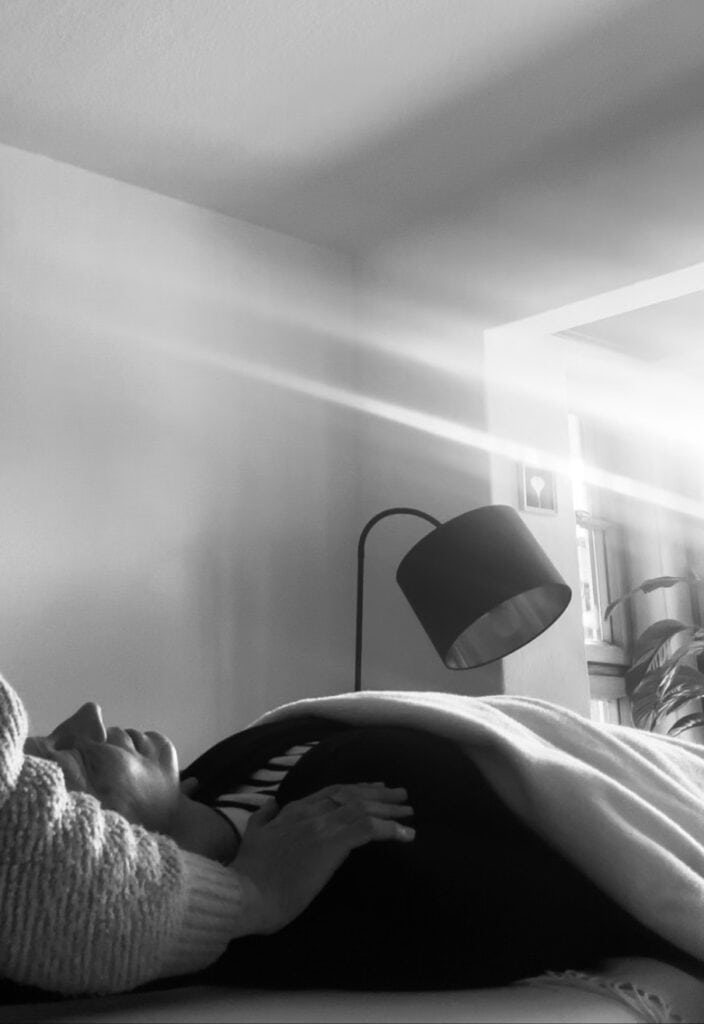 Heilpraktikerin Rosemarie Huber bei einer Behandlung einer Patientin auf der Therapieliege